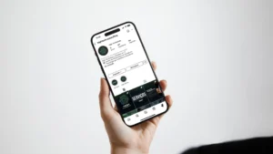 Imagem de uma mão segurando um celular com o Instagram aberto na página da High Technology. A tela exibe o perfil da empresa, destacando inovações tecnológicas, soluções digitais e presença online. Ideal para empresas de tecnologia, startups e marketing digital.