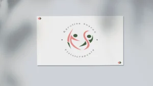 Cartão de visita da Karolina Soares, Fisioterapeuta, com design branco, roda e verde. O cartão destaca o nome e profissão de Karolina Soares, refletindo a identidade visual profissional voltada para a área de fisioterapia e saúde, com cores que transmitem tranquilidade e confiança.