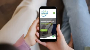 Imagem de um celular com um website aberto da Lclean, uma empresa especializada em limpeza de estofados. A tela do celular exibe os serviços oferecidos pela Lclean, destacando sua expertise em limpeza a vapor e úmida, proporcionando soluções eficientes para a manutenção e conservação de estofados.